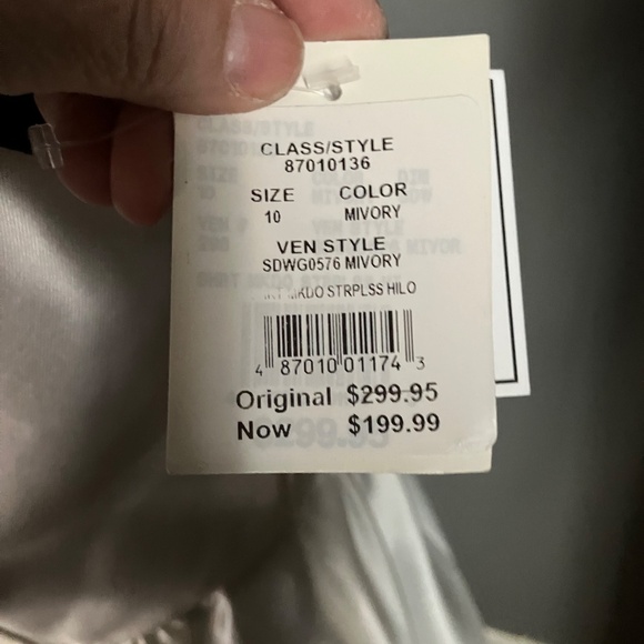 Wedding Dress - Picture 2 of 2